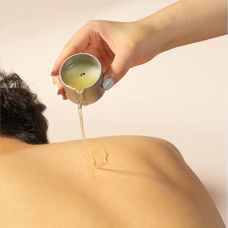 2023 nuovo prodotto candela profumata sbiancante funzionale olio da massaggio idratante candela olio per il corpo lozione candela da massaggio