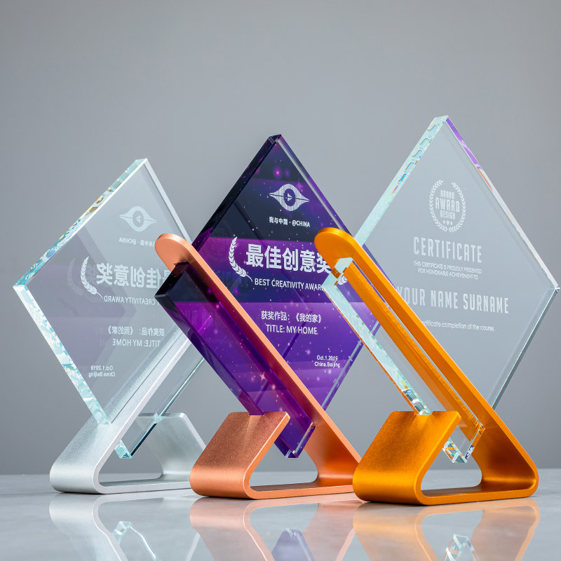 Cristal geométrico dorado