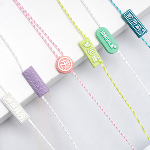 Etiqueta colgante personalizada de lujo cuerda ropa hilo sello cadena bloqueo con logotipo en relieve sello de plástico etiqueta colgante cadena
