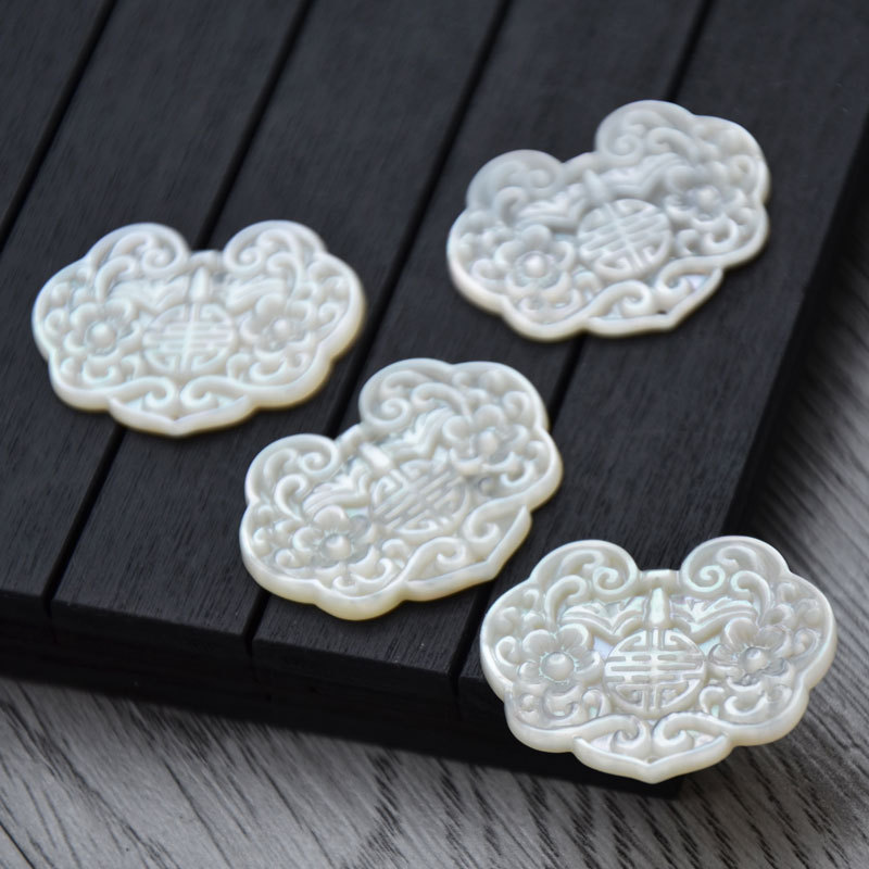 Un candado de nácar blanco de 32 mm (seleccionado al azar)