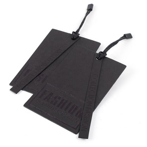 Etiquetas colgantes de papel en relieve de lujo reciclables personalizadas con diseño de U-Meking, etiqueta colgante con impresión UV negra Premium, etiqueta oscilante con cuerda - Product Image 2