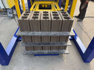 Máquina de fabricación de bloques entrelazados de cemento totalmente automática, venta de ladrillos a Ghana, a la hora de hacer cemento, a la venta - Product Image 6