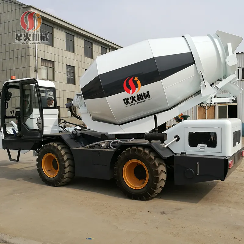 Caminhão betoneira móvel pequeno de 2,6 metros cúbicos com carregamento automático, caminhão betoneira móvel com auto-punção para venda