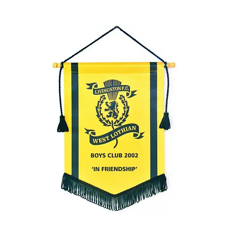 Banderines de fútbol de satén personalizados para colgar en la pared Club de fútbol universitario Sublimación deportiva Impresión personalizada Fieltro de fútbol Pennan