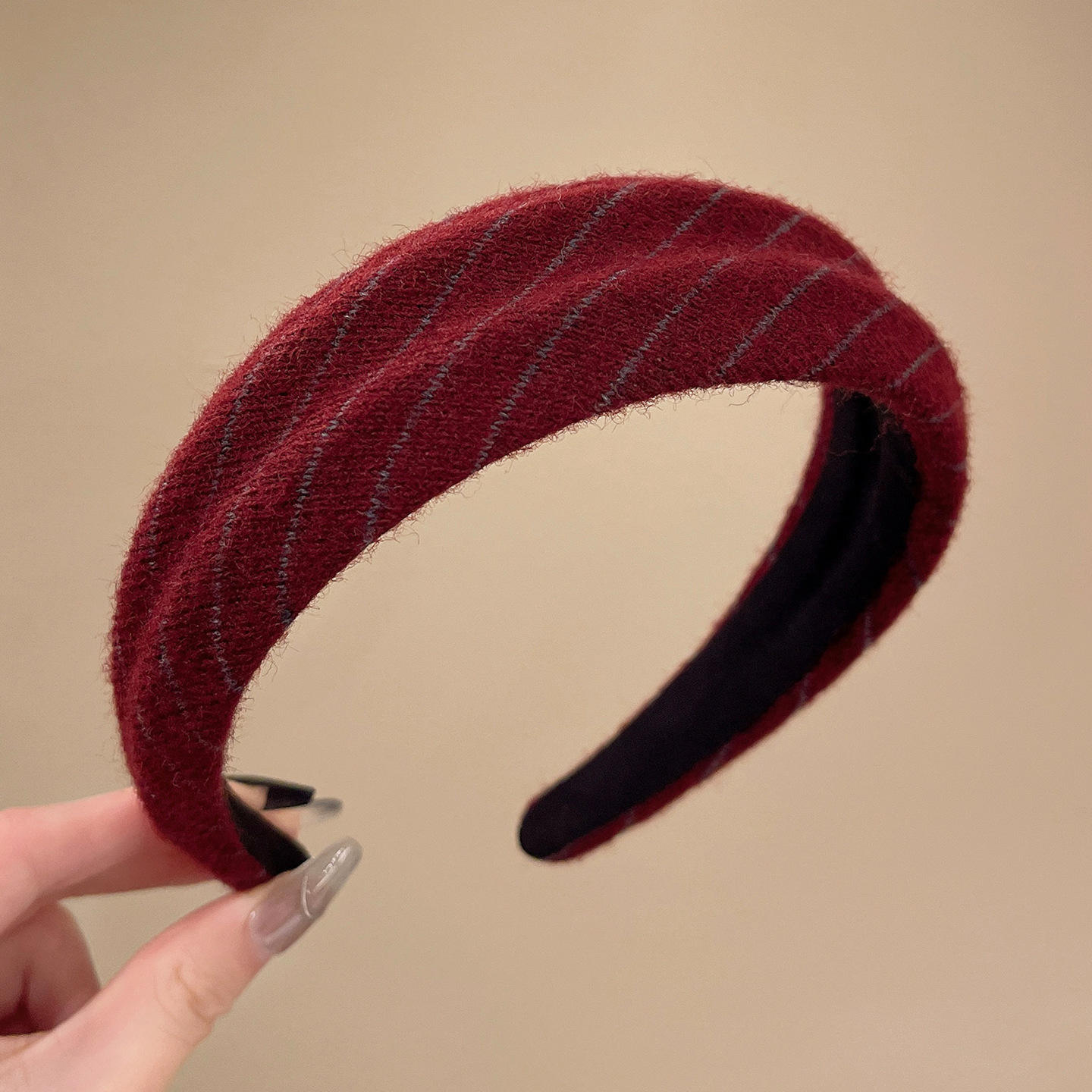 ที่คาดผมลายทางสีแดง