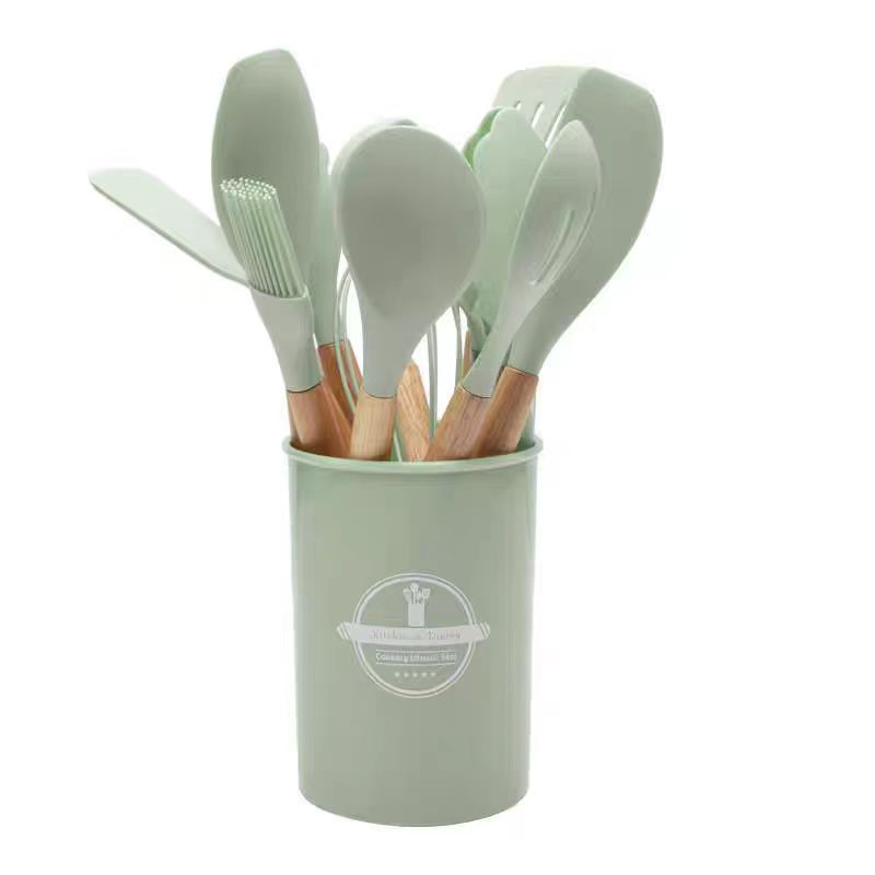 Juego de 12 utensilios de cocina verde claro.