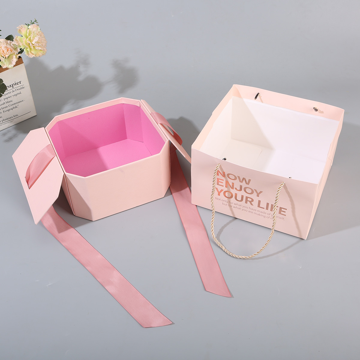 Boîte vide rose + pochette cadeau
