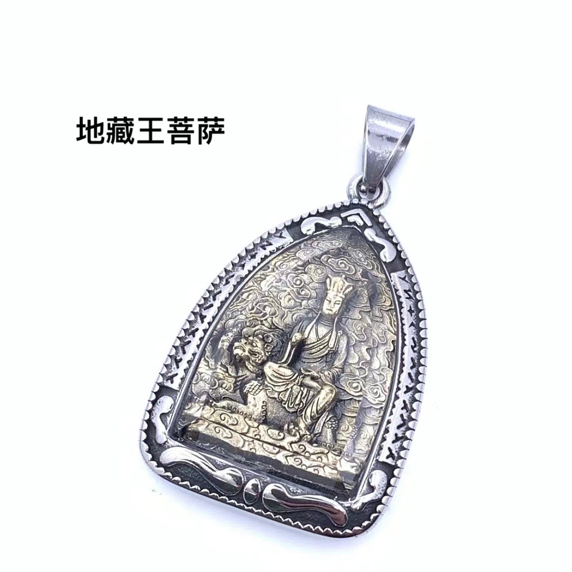 01 Pendant (chain not included)