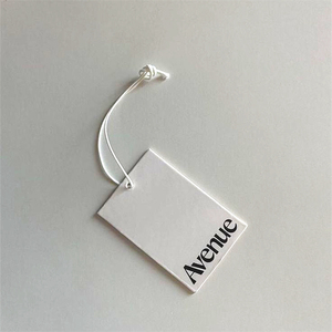 Precio al por mayor de alta calidad Impresión personalizada Logo Swing Label Etiquetas para prendas Etiquetas colgantes de papel con cuerda para ropa - Product Image 1