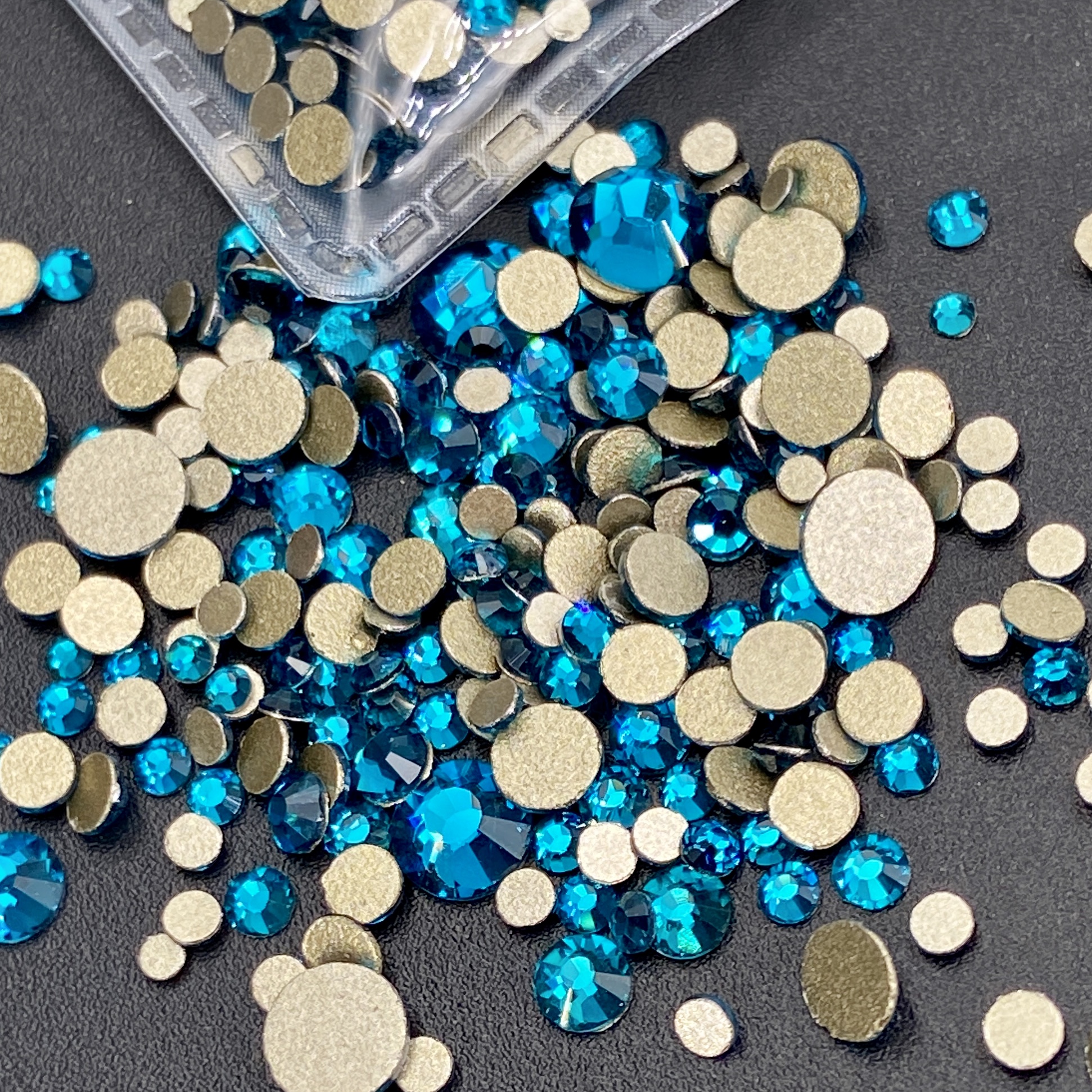13 Zircon azul