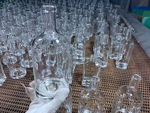 圆形50毫升100毫升200毫升375毫升500毫升750毫升玻璃瓶伏特加白兰地威士忌杜松子酒朗姆酒龙舌兰酒，软木塞酸蚀刻表面 - Product Image 3