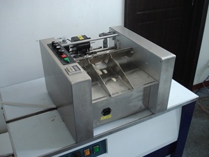 Haushalts kleine Edelstahl Datums codierer automatische Verfalls datum Stanz maschine für Kosmetik boxen - Product Image 6