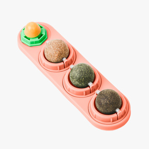 Bola de hierba gatera roja duradera, juguete para mascotas, juguete de autojuego Hi con aperitivos molares resistentes a mordeduras y red giratoria para lamer empaquetada en caja - Product Image 5