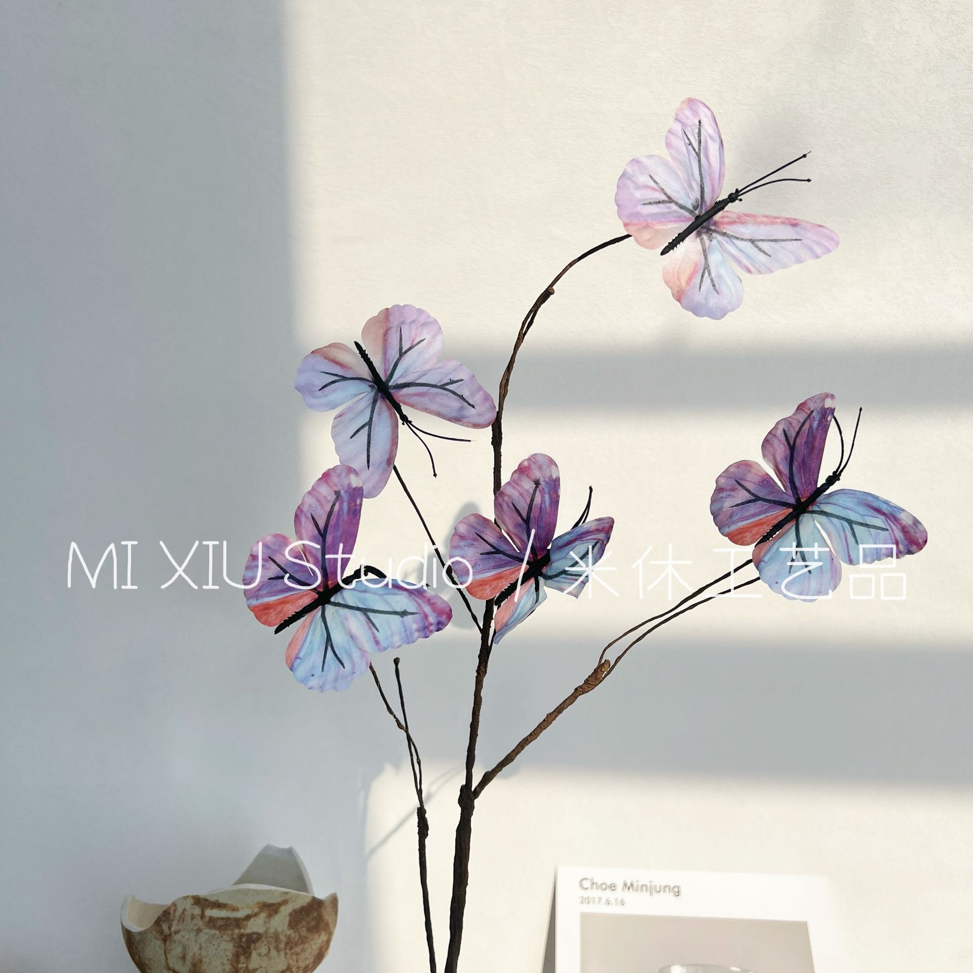 Papillon branche flétrie violet clair