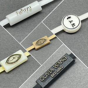 Varias cadenas de etiquetas colgantes de sello de plástico con bloqueo de logotipo en relieve personalizado para etiquetas de ropa cinta de cinta para etiquetado de tela - Product Image 4