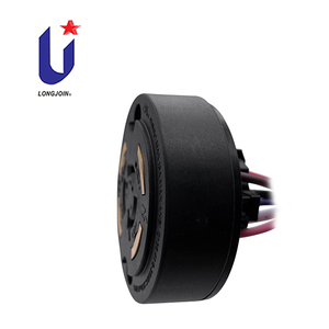 Controlador de atenuación de nivel IP54 con enchufe de corriente nominal de 15 amperios y receptáculo de enchufe para solución de iluminación - Product Image 1
