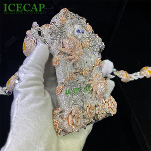 Personal isiertes 3D-Design Iced Out Vvs Moissan ite zweifarbiges Schädel grab mit Spinnen rose und Dornen Anhänger Charms Ketten für Männer