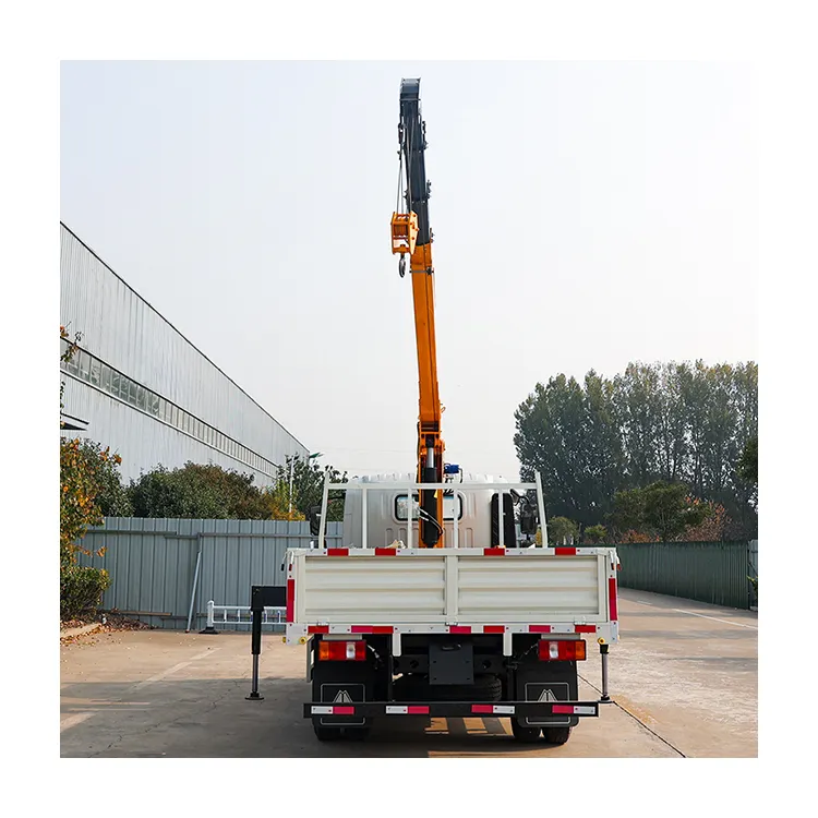 Das Werk liefert mobile selbstladende Flachbett-Lkw mit 8-Tonnen-Stick-Kränen