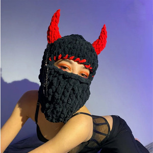 ハロウィーンパーティー面白い赤いオックスホーンバラクラバアクリルかぎ針編み悪魔コーナー暖かいフルフェイスニットスキーマスク手作りバラクラバ - Product Image 1