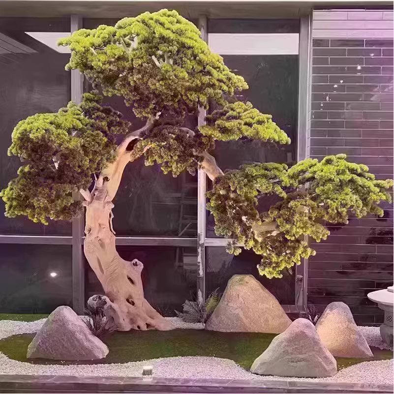 Árbol de 3 m de altura, 3 piedras de rocalla, raíz tallada en madera.