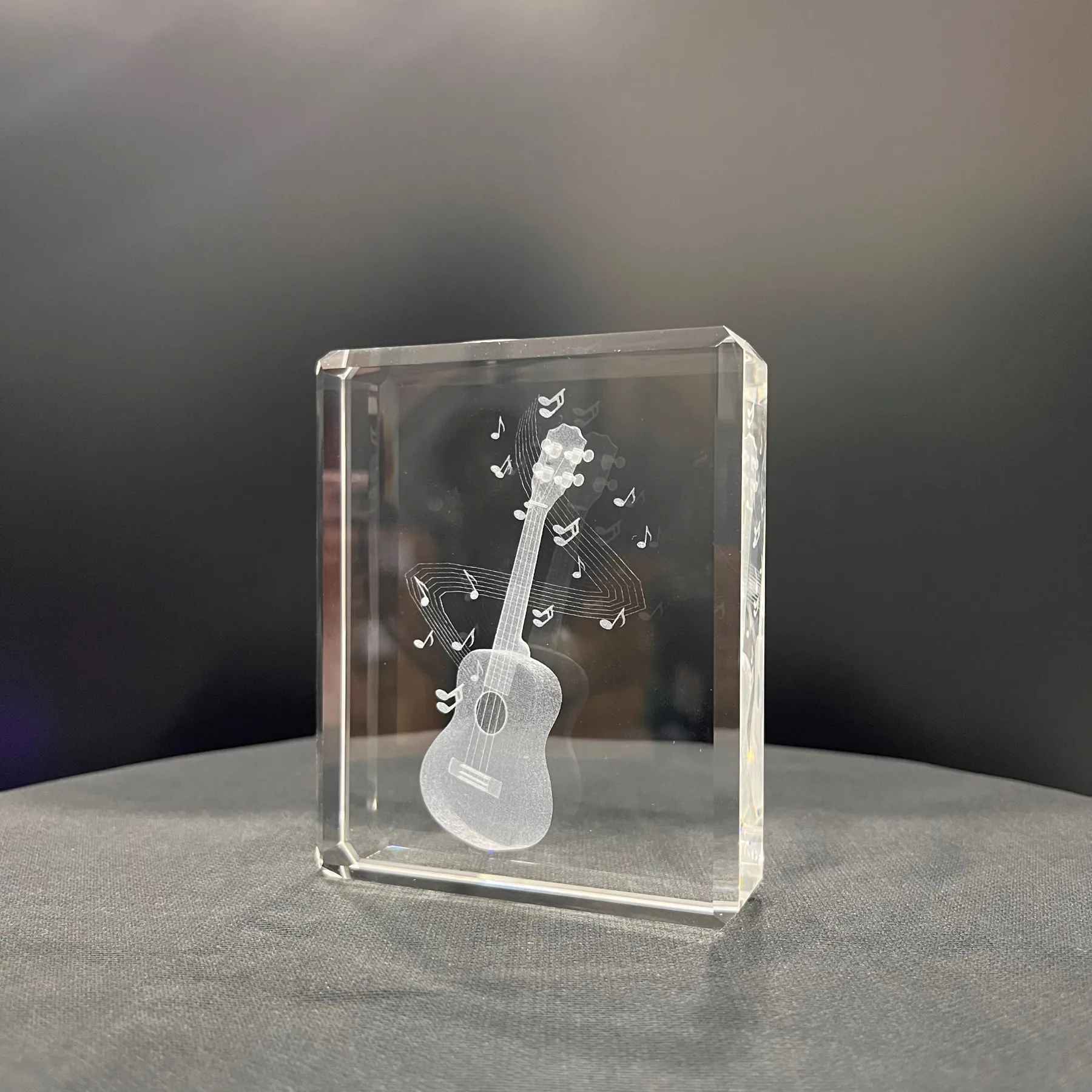 Atacado ideias de presente exclusivas personalizadas K9 cristal gravura em vidro guitarra decoração de mesa instrumentos musicais cubo de vidro gravado a laser