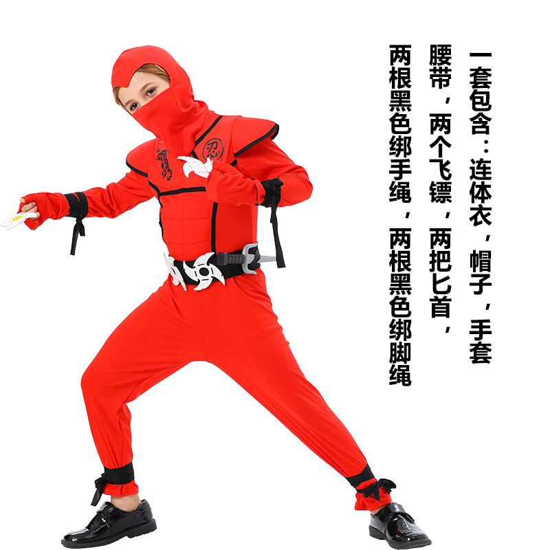 Ninja en costume musculaire rouge