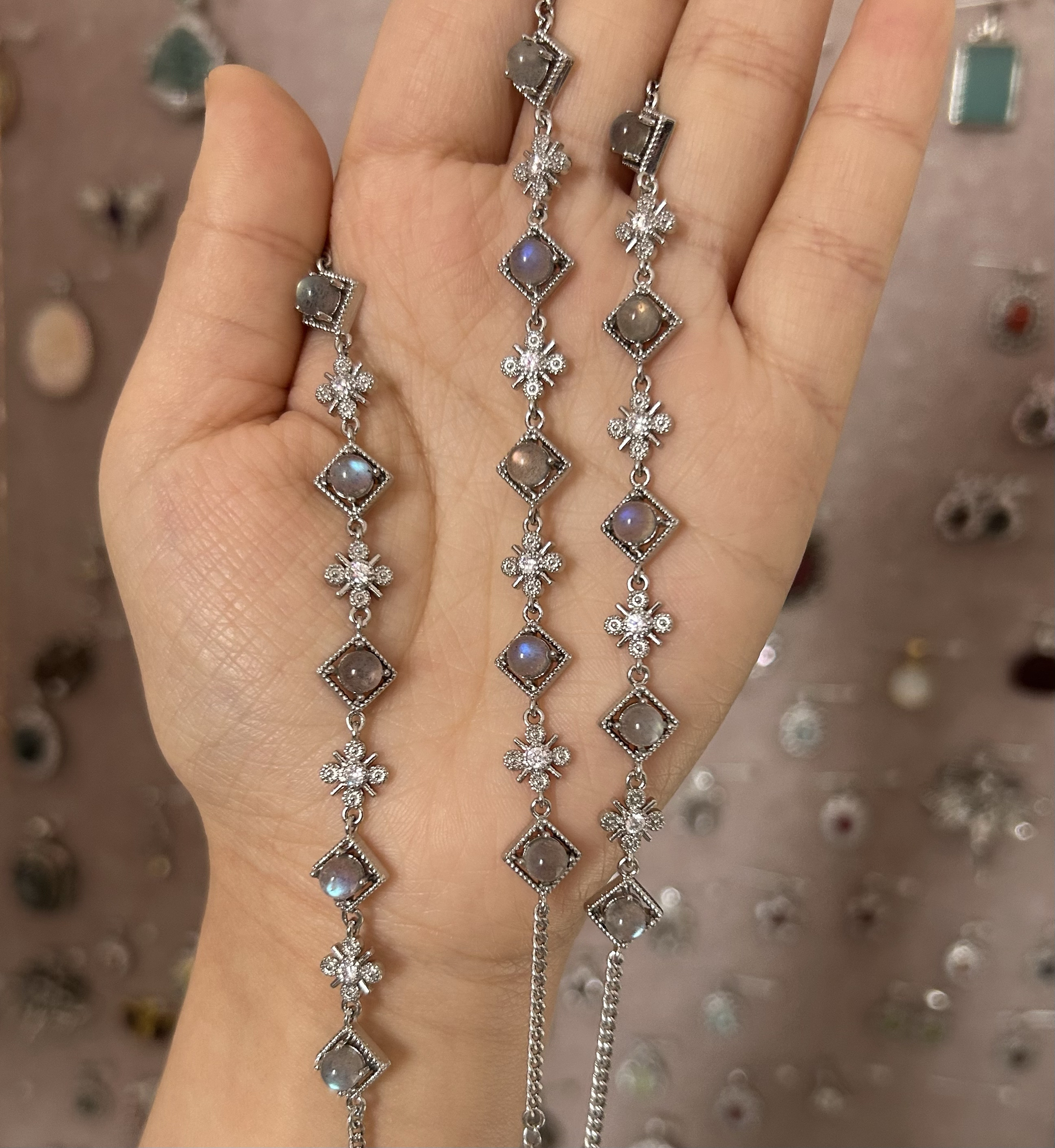 Pulsera de 5 granos con diamantes "Luz de Luna Gris".