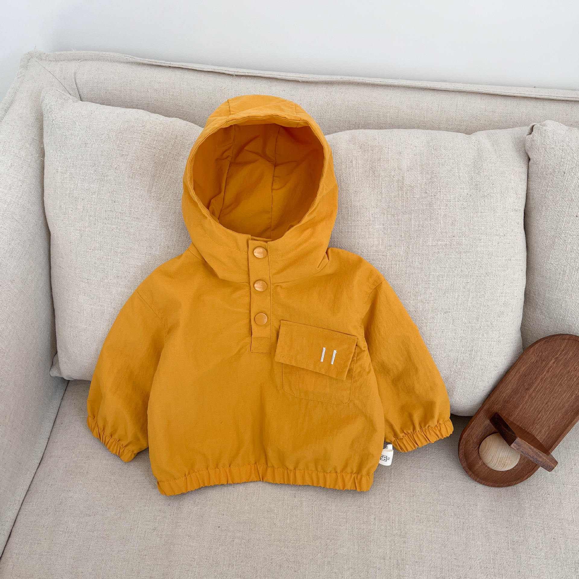 Vêtements d'extérieur jaunes