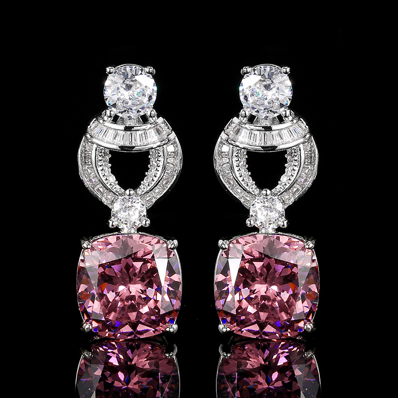 Boucles d'oreilles en forme de nid d'oiseau, ornées de roses séchées.