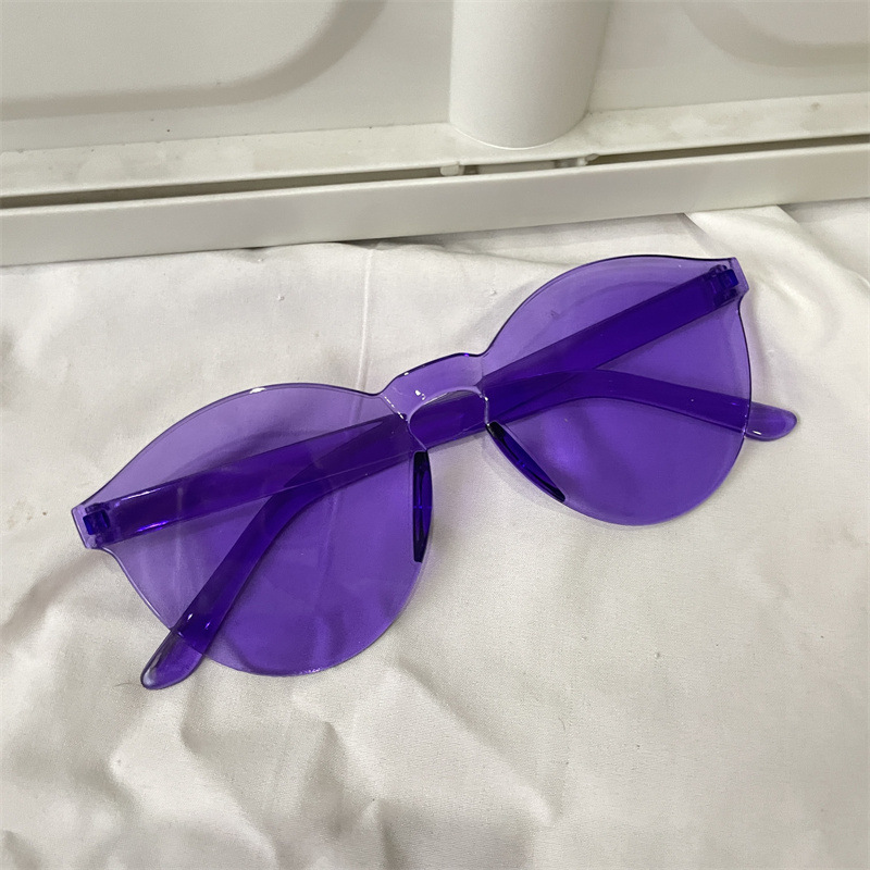 Une pièce ovale violet