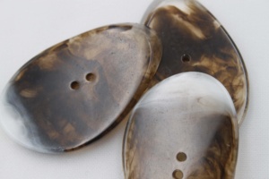 Giysi için plastik düğme Mix renk düzensiz şekil reçine 2 delik düğmeleri Flatback seçilen dikmek için yeni tasarımlar binlerce - Product Image 5