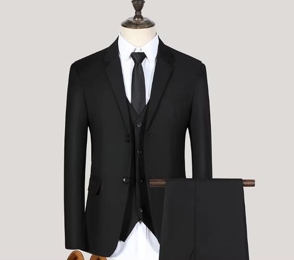 Ensemble veste noire sans manches, gilet et pantalon à deux boutons.