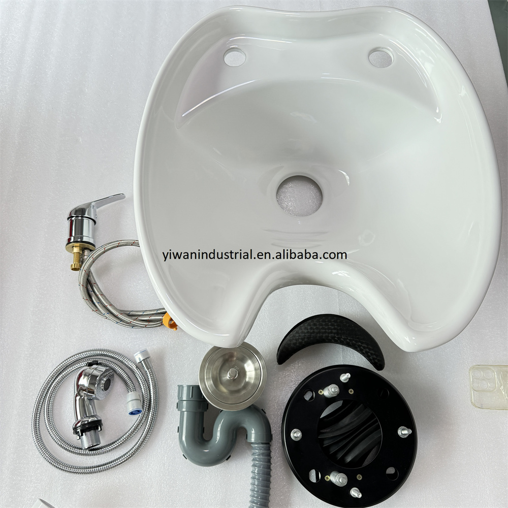 Ensemble vasque en céramique blanche avec robinetterie inclinable.