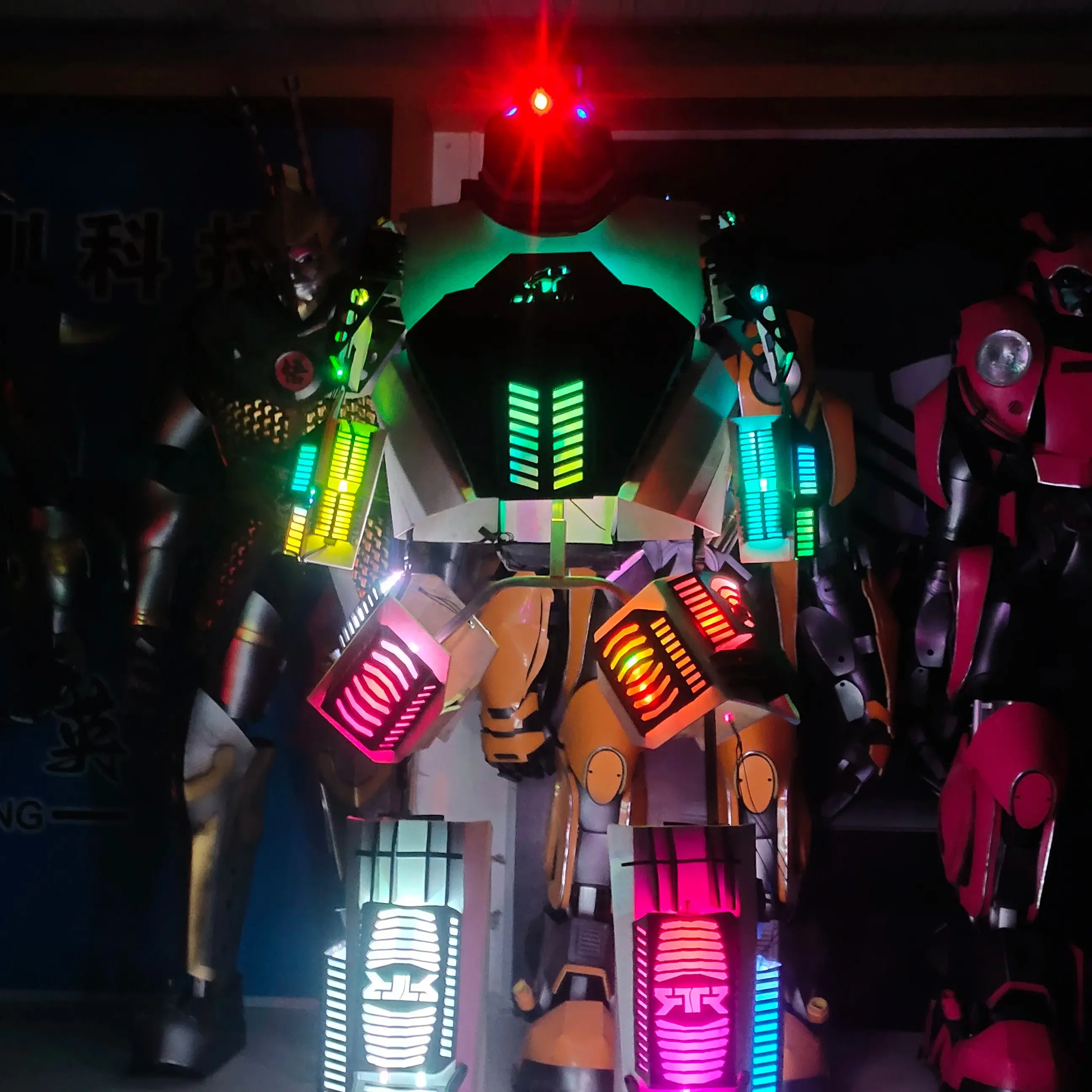 2024 nuevos trajes de baile de Robot Led Stilts Walker disfraz de Robot Led disfraz de Robot luminoso para adultos para club nocturno