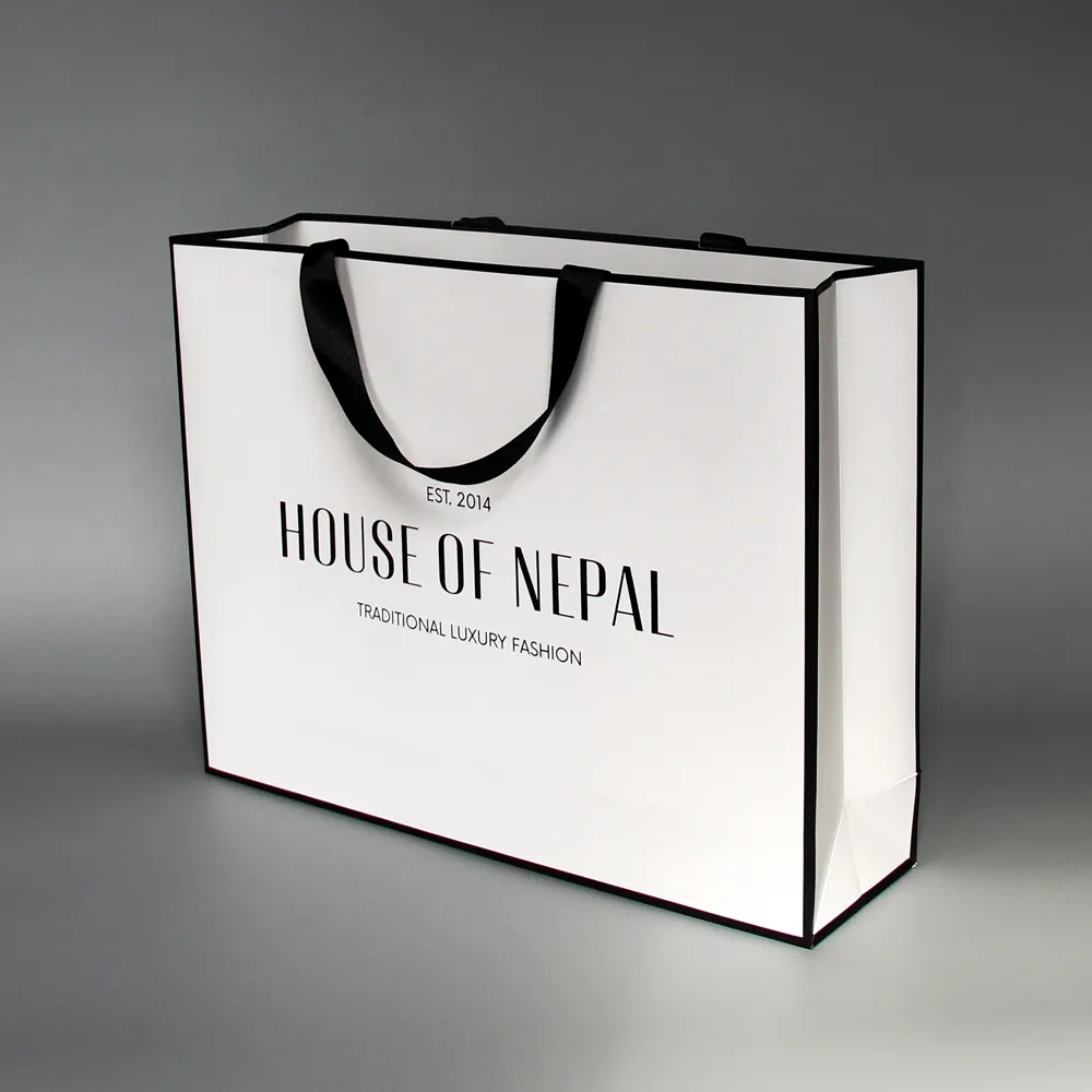 Sacchetto di carta con marchio stampato personalizzato nero opaco negozio di abbigliamento di lusso imballaggio sacchetti della spesa al dettaglio di carta artistica con Logo