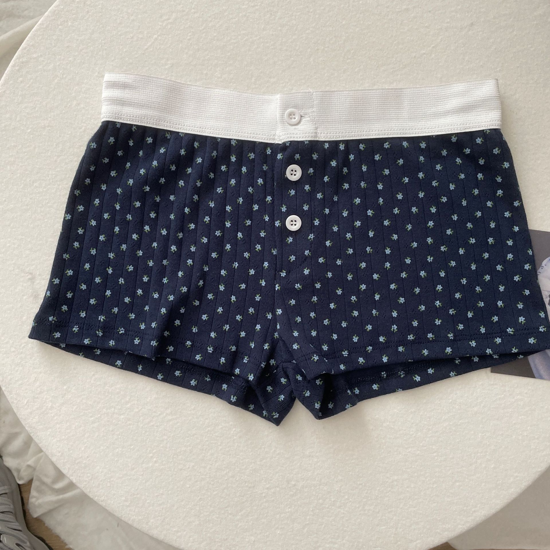 Pantaloncini blu navy con fiori blu