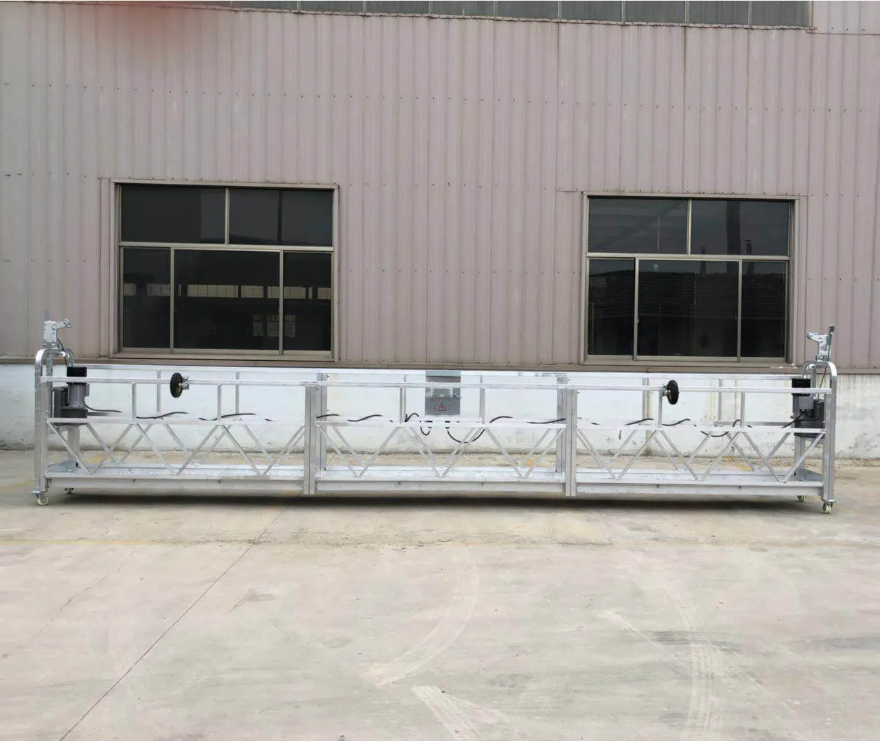 Plate-forme élévatrice de façade suspendue en gondole de construction série ZLP pour le nettoyage des vitres
