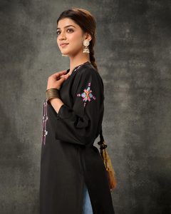 新款最新批发设计师Kurtis丝绸钱德里刺绣手工设计前颈设计师kurti - Product Image 3
