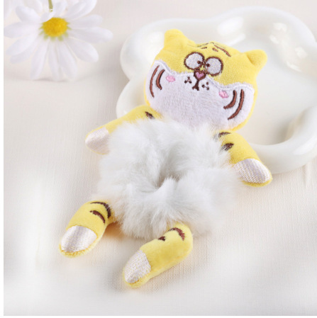 Tigre mâle jaune avec un élastique à cheveux blanc.