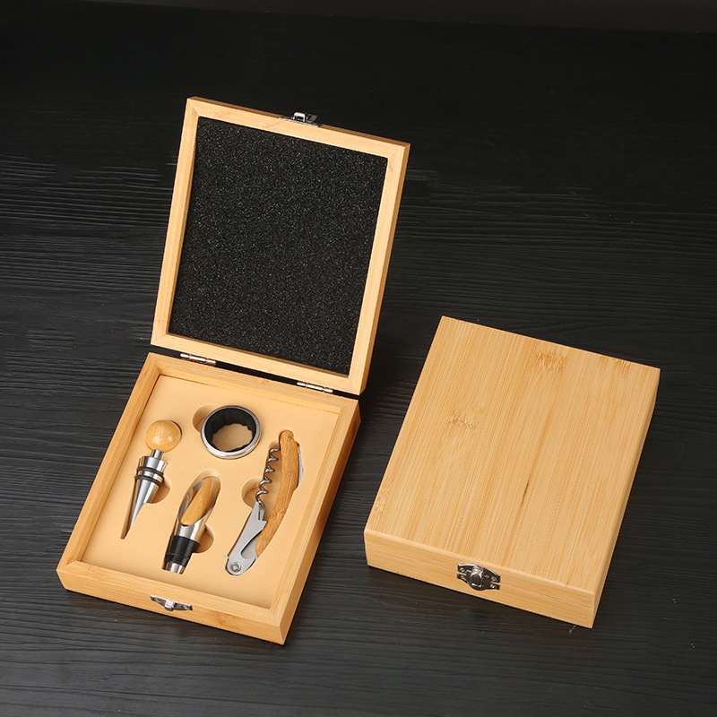 Ensemble de 4 pièces : bouchons de vin en liège, présentés dans un coffret en bambou et bois.