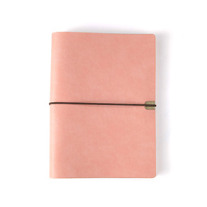 Benutzer definiertes Logo PU Lederbezug Nachfüllbare Reise-Notizbuch-Tagebücher Weiches rosa süßes Buch mit elastischem Saiten band - Product Image 1