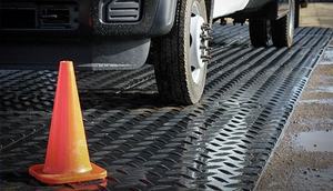 מפעל כבד ישיר <span class=keywords><strong>hdpe</strong></span> מחצלות הגנה מחצלות סין עשה לבניית כבישים זמניים מותאם אישית חיתוך