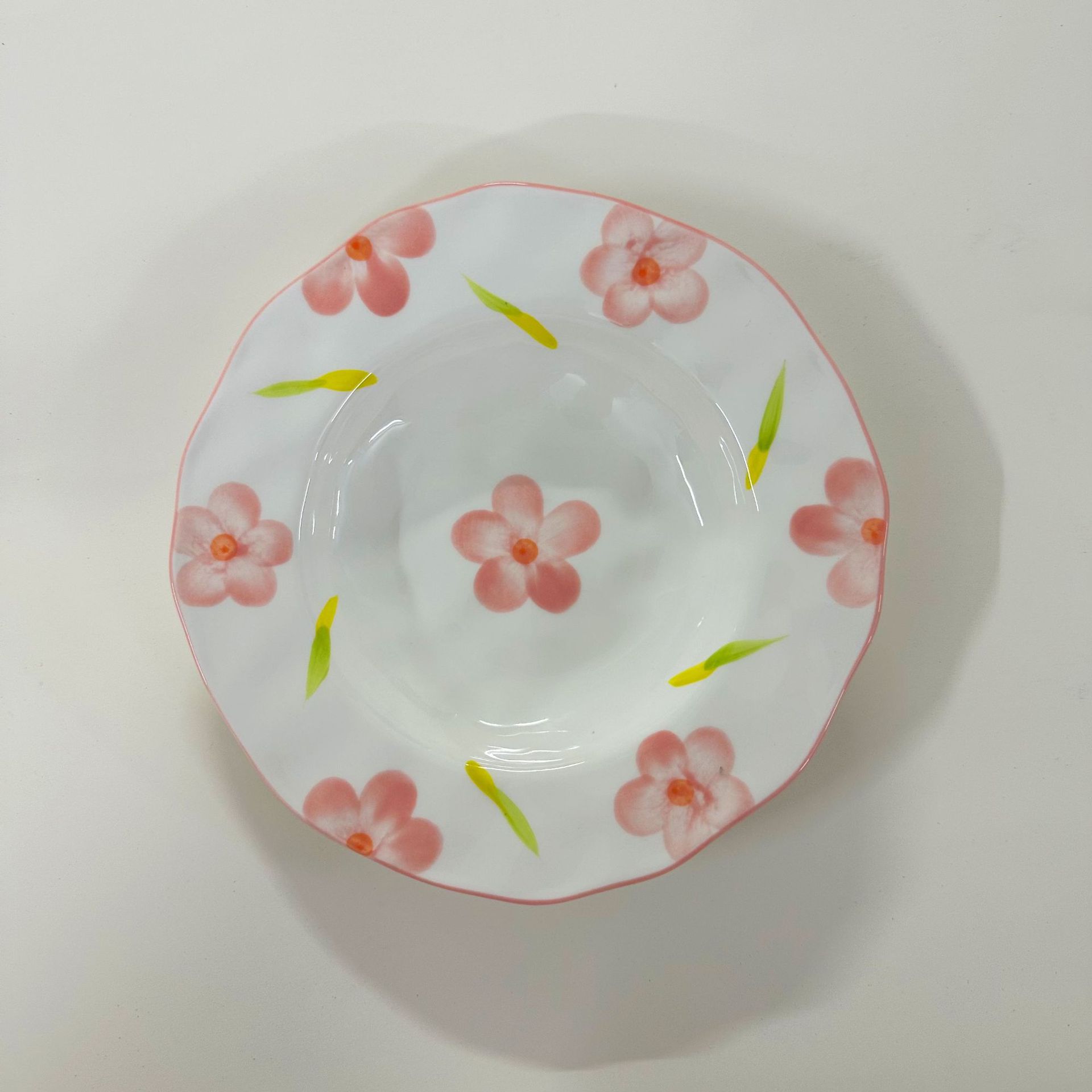 Assiette creuse à main pincée - grands pétales roses