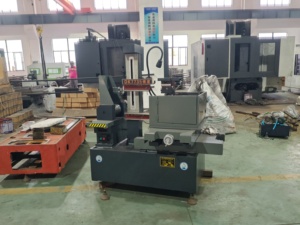 DK7735 Electric <strong>Erosion</strong> 5-Axis Cutting <strong>Machine</strong> Automatic Wire EDM <strong>Machine</strong> for Metal