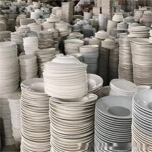 库存准备发货批发陶瓷每箱混合家用白色库存陶瓷盘碗杯茶碟餐具套装
