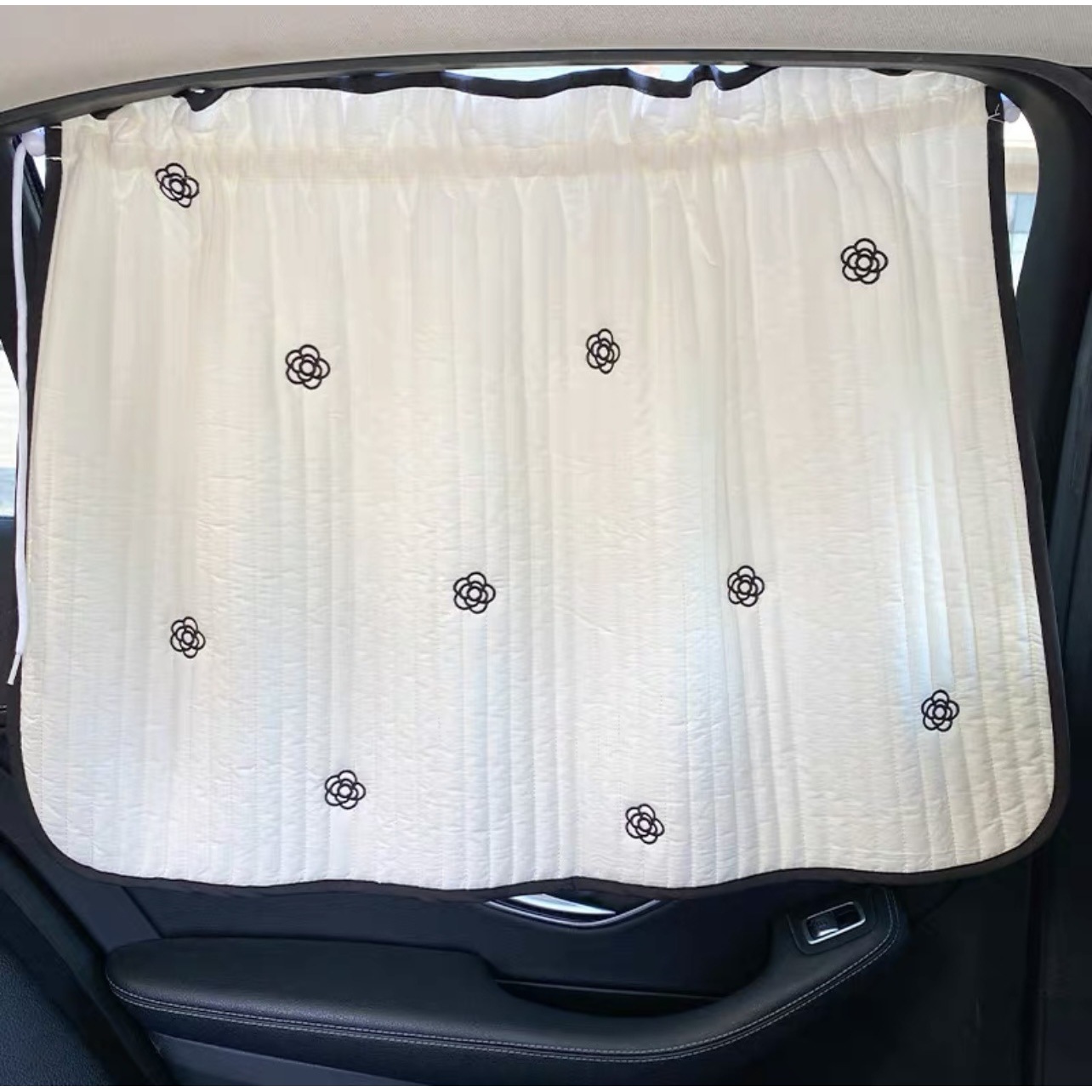 Cortinas acolchadas y bordadas con camelias.