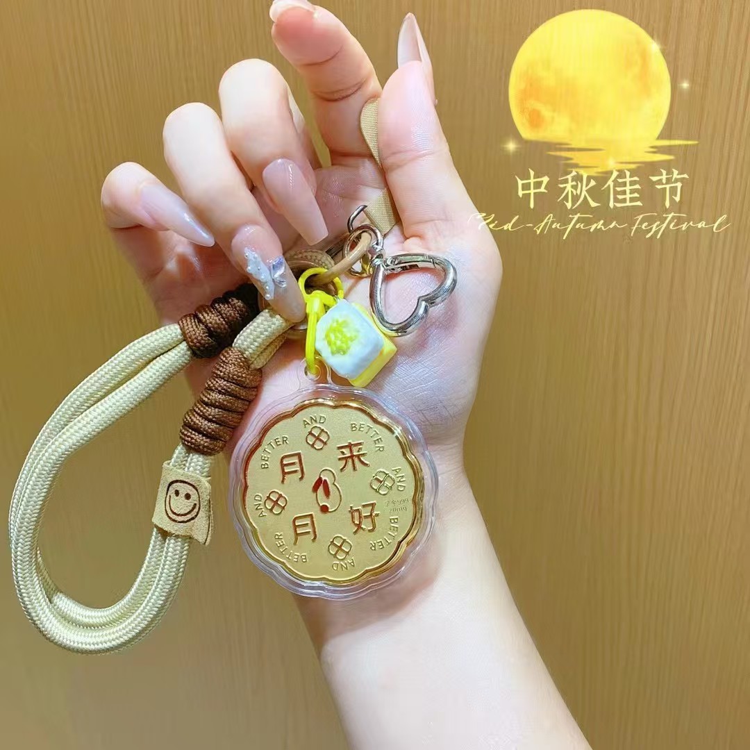Pendentif "Que les mois soient bons" avec cordon marron.