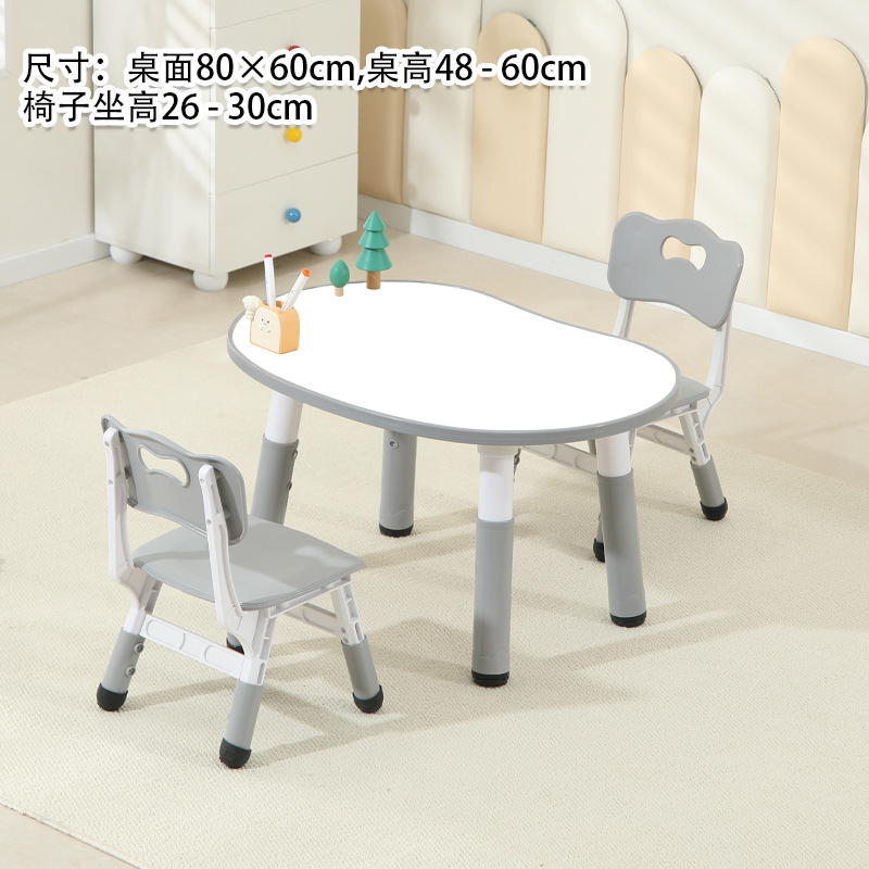 Tableau blanc, table grise, deux chaises