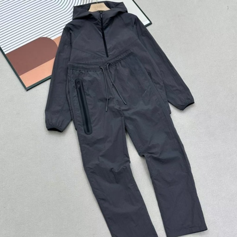 Gray -Tracksuit