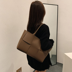 批发高档女包2025春季新款百搭编织大容量母婴单肩包 - Product Image 6